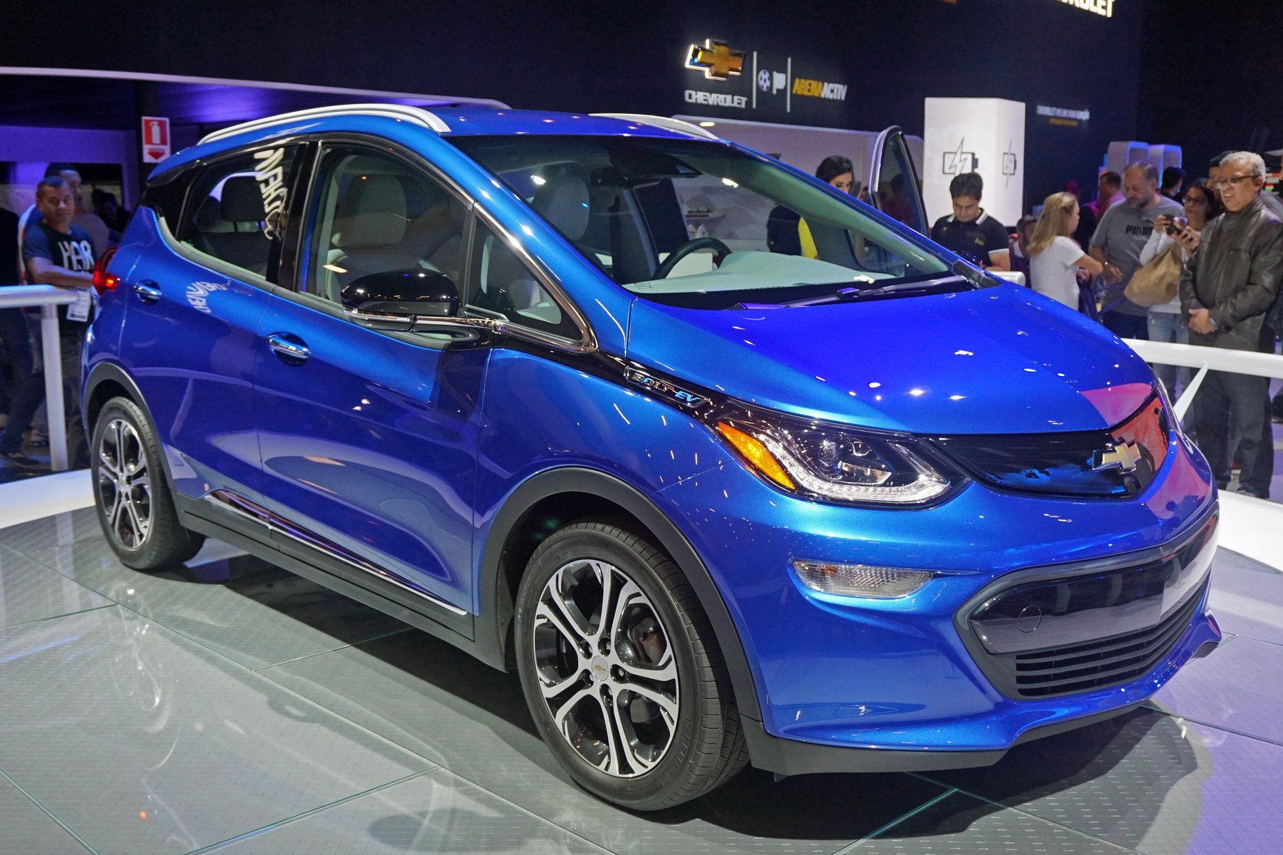 Carro elétrico azul em exposição no Salão do Automóvel de São Paulo, Brasil