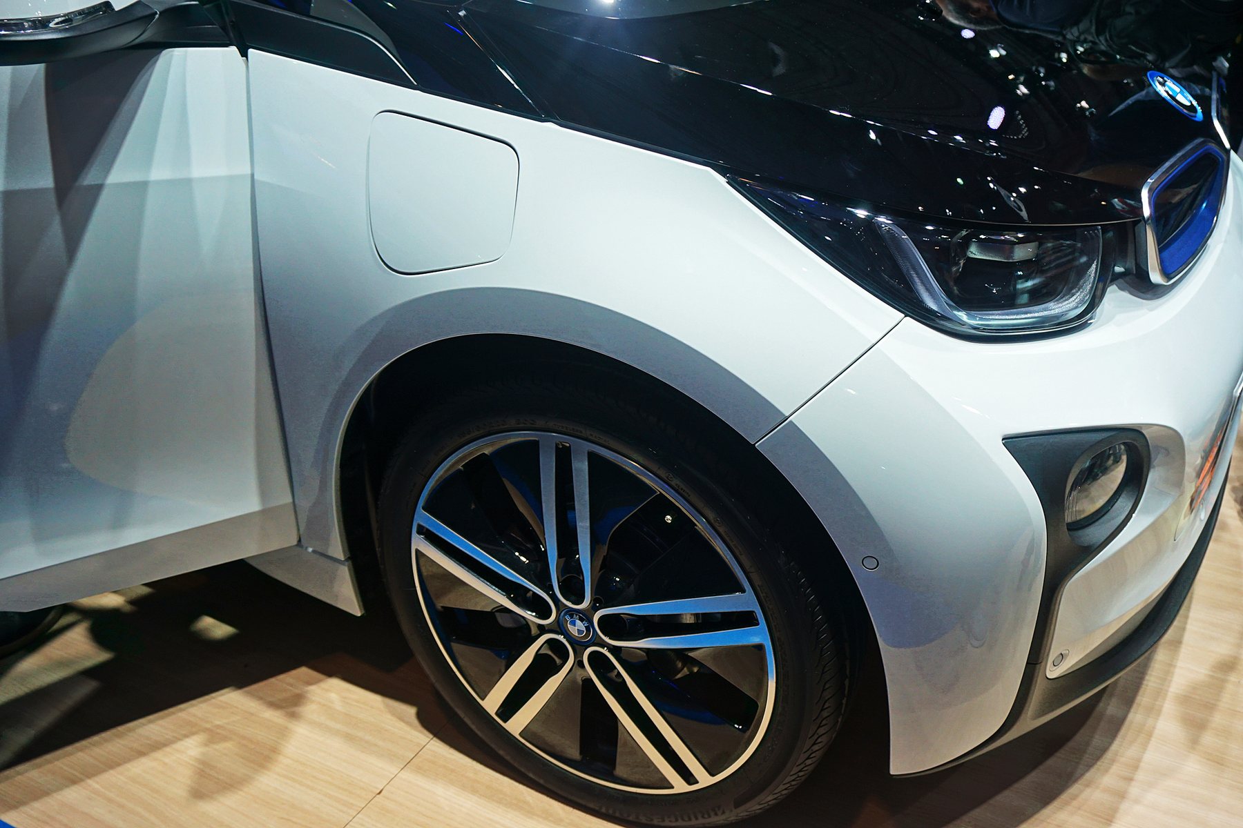 Detalhe de veículo em exposição automotiva em São Paulo, Brasil